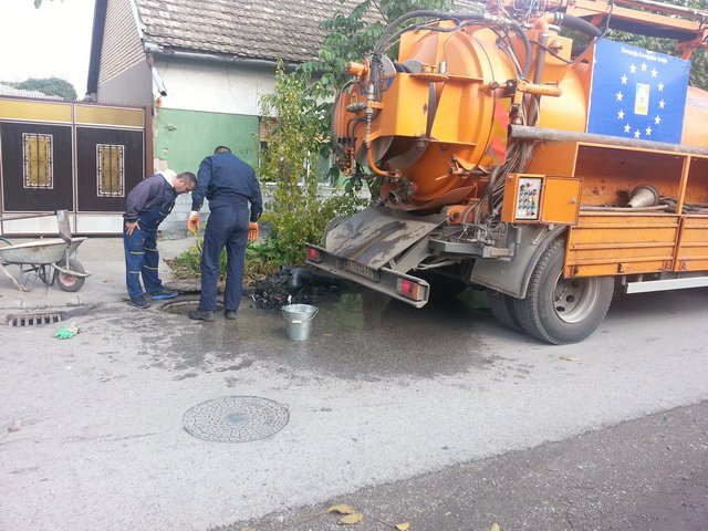 Odgusivanje kanalizacije u ulici Stevana Kinicaninana 1